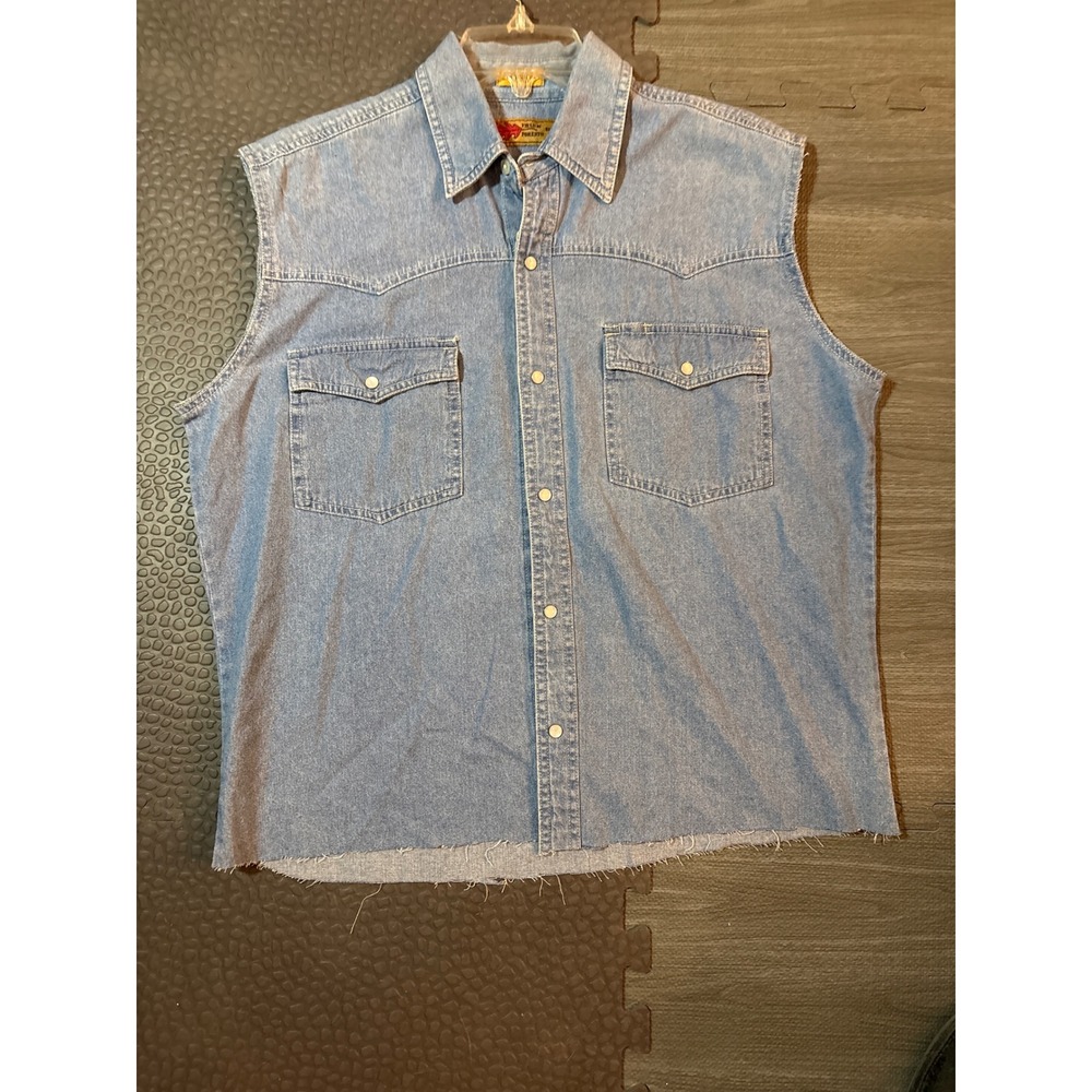 Field & Forest Pearl Snap Sleeveless Denim shirt Medium